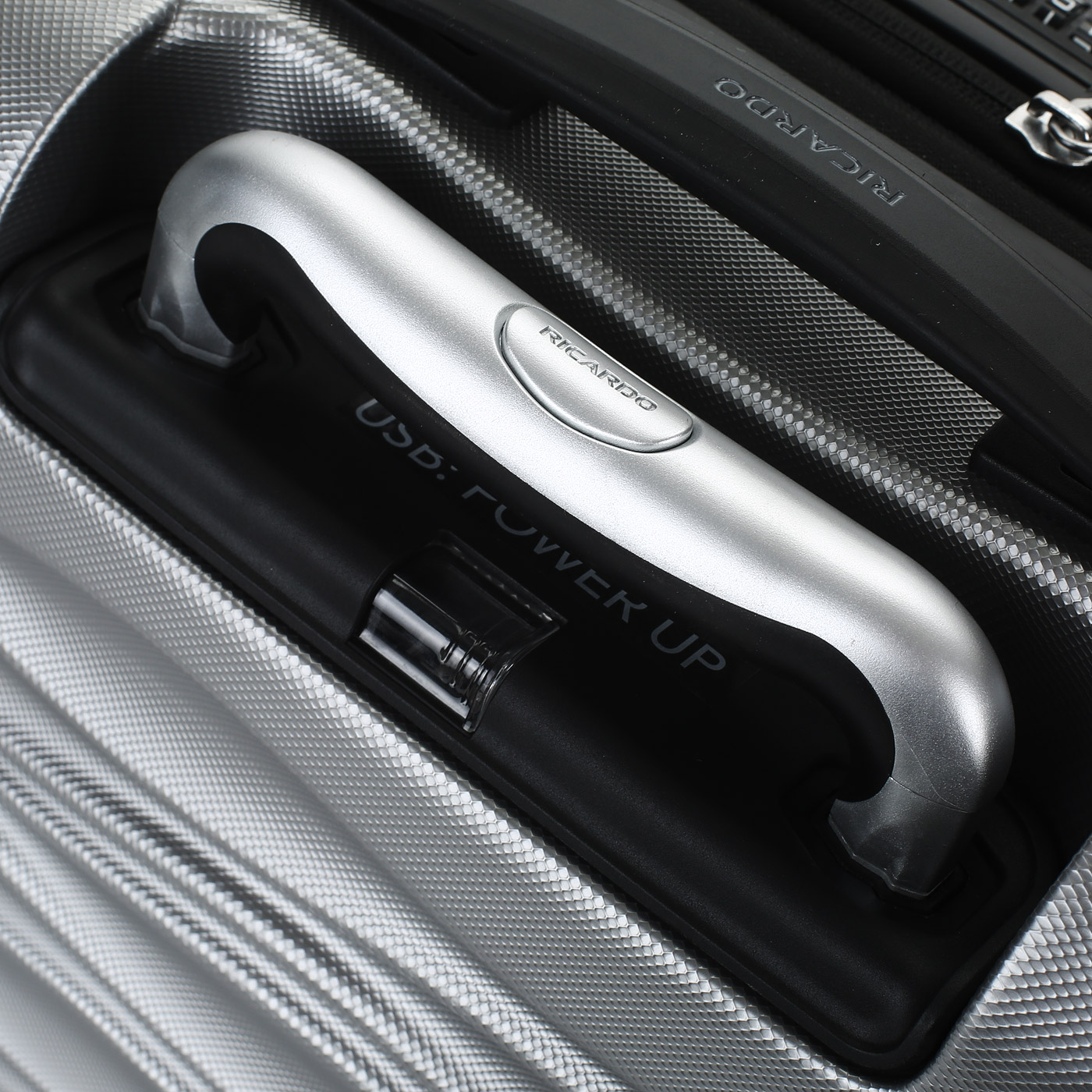 Чемодан маленький S из ABS-пластика с кодовым замком Ricardo Santa Cruz 7.0