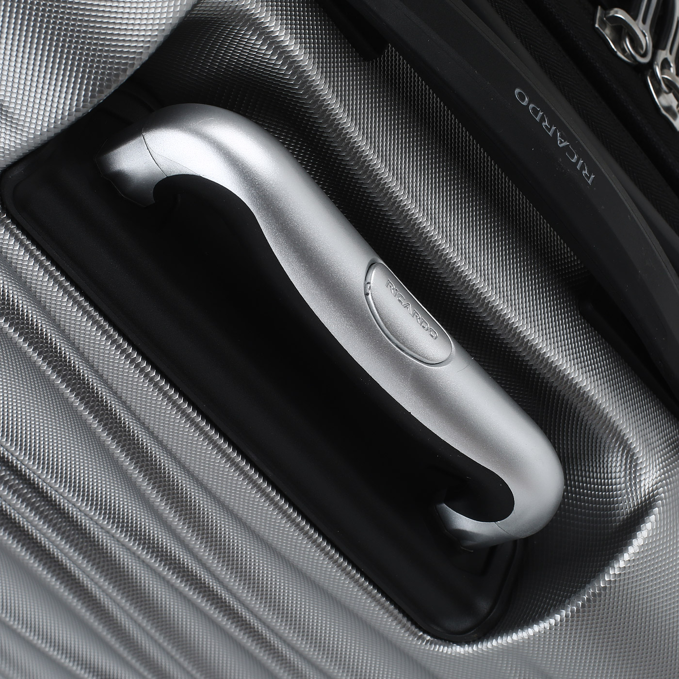 Чемодан средний M из ABS-пластика с кодовым замком Ricardo Santa Cruz 7.0