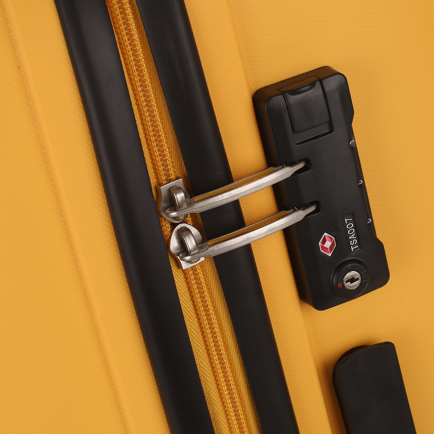 Чемодан средний M из полипропилена с кодовым замком American Tourister Bon Air