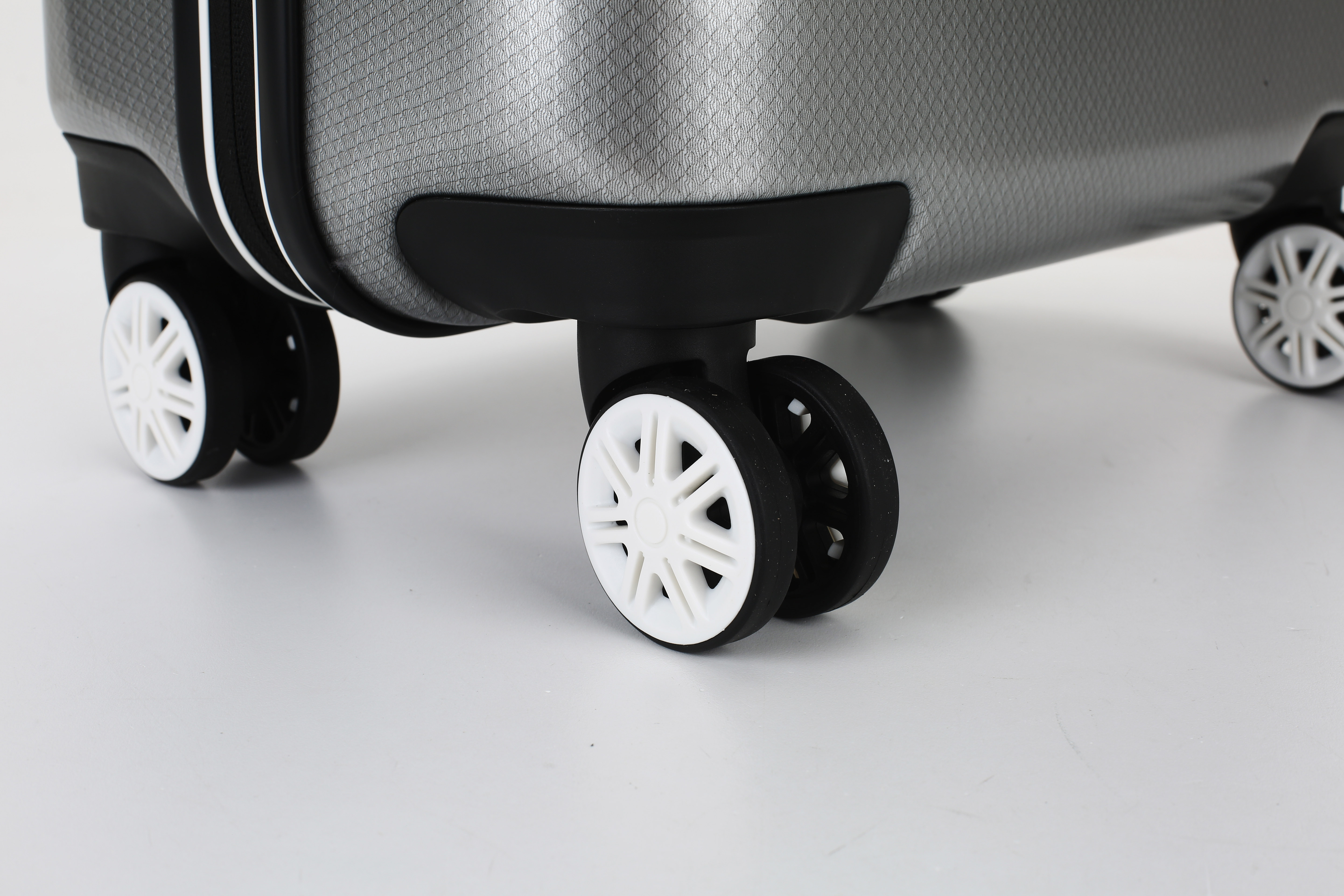 Чемодан средний M из ABS-пластика с кодовым замком DKNY DKNY-300 Dash