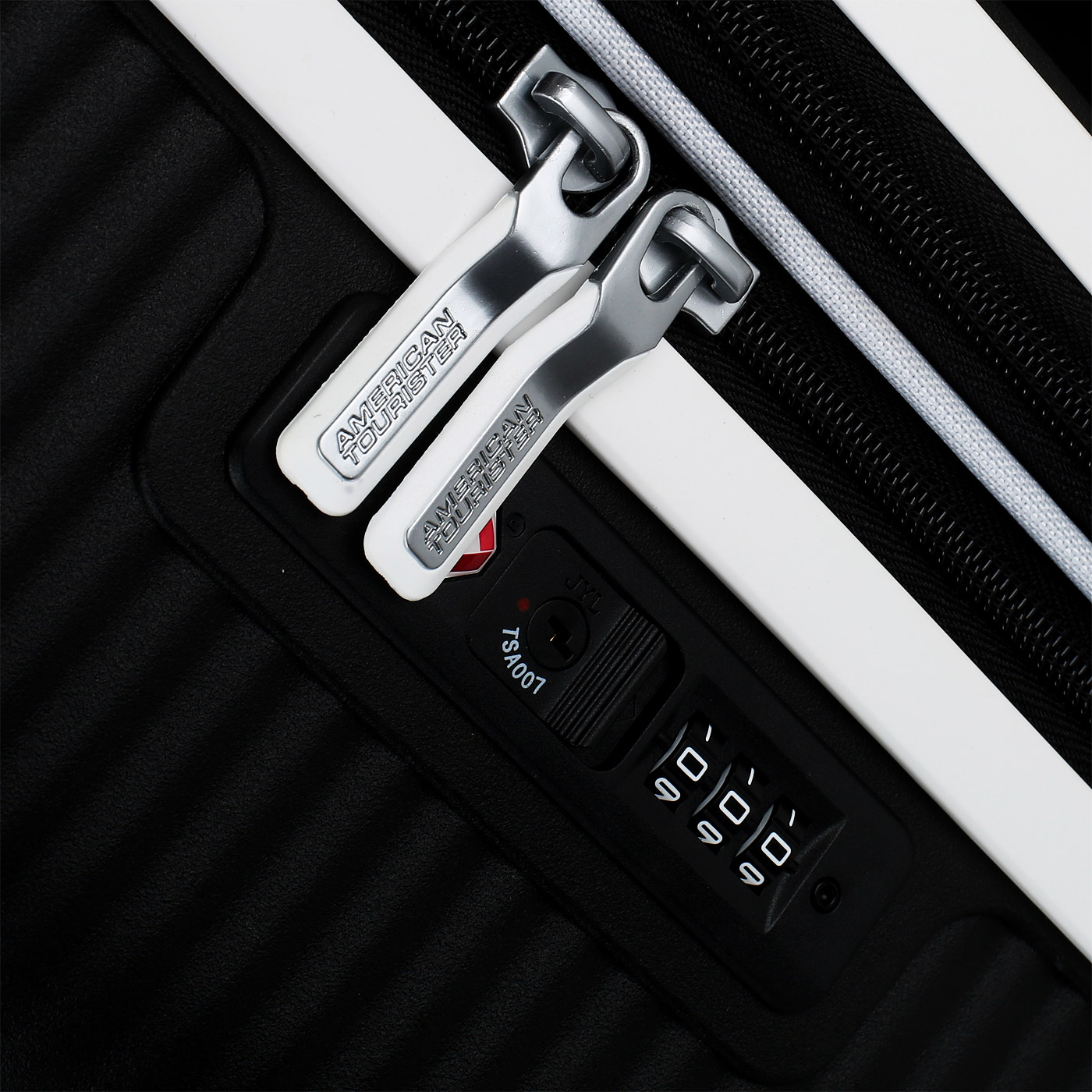 Чемодан средний M из полипропилена с кодовым замком American Tourister Soundbox