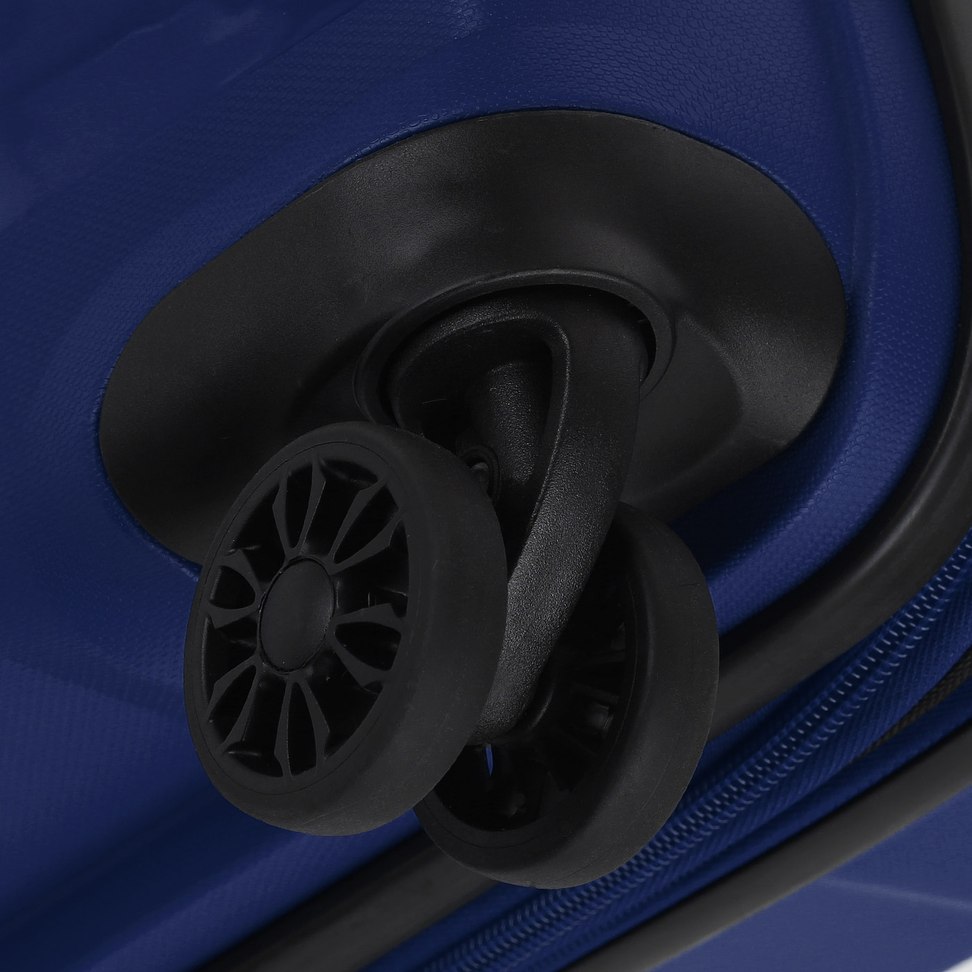 Чемодан средний M из полипропилена с кодовым замком American Tourister Bon Air