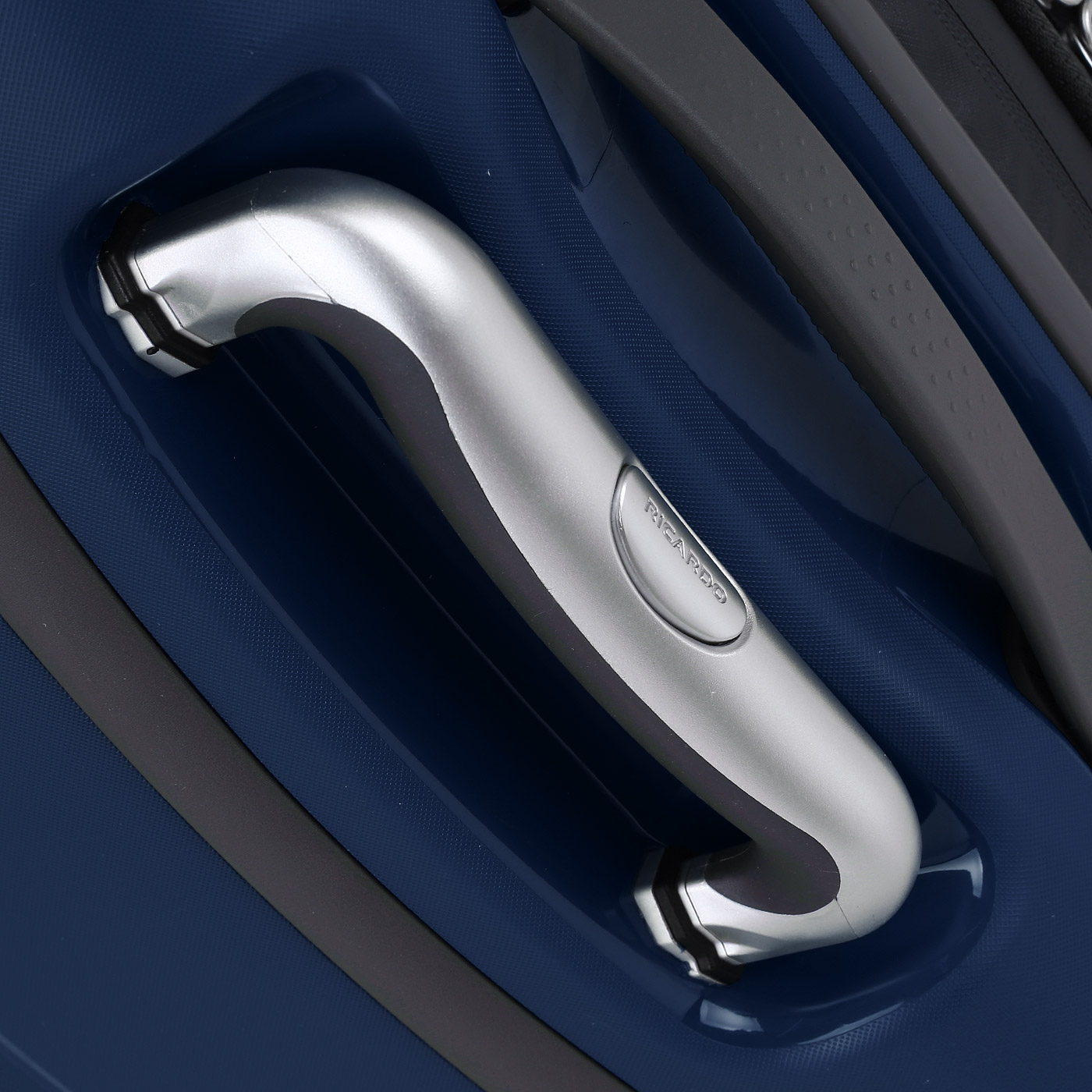 Чемодан средний M из полипропилена с кодовым замком Ricardo Mendocino