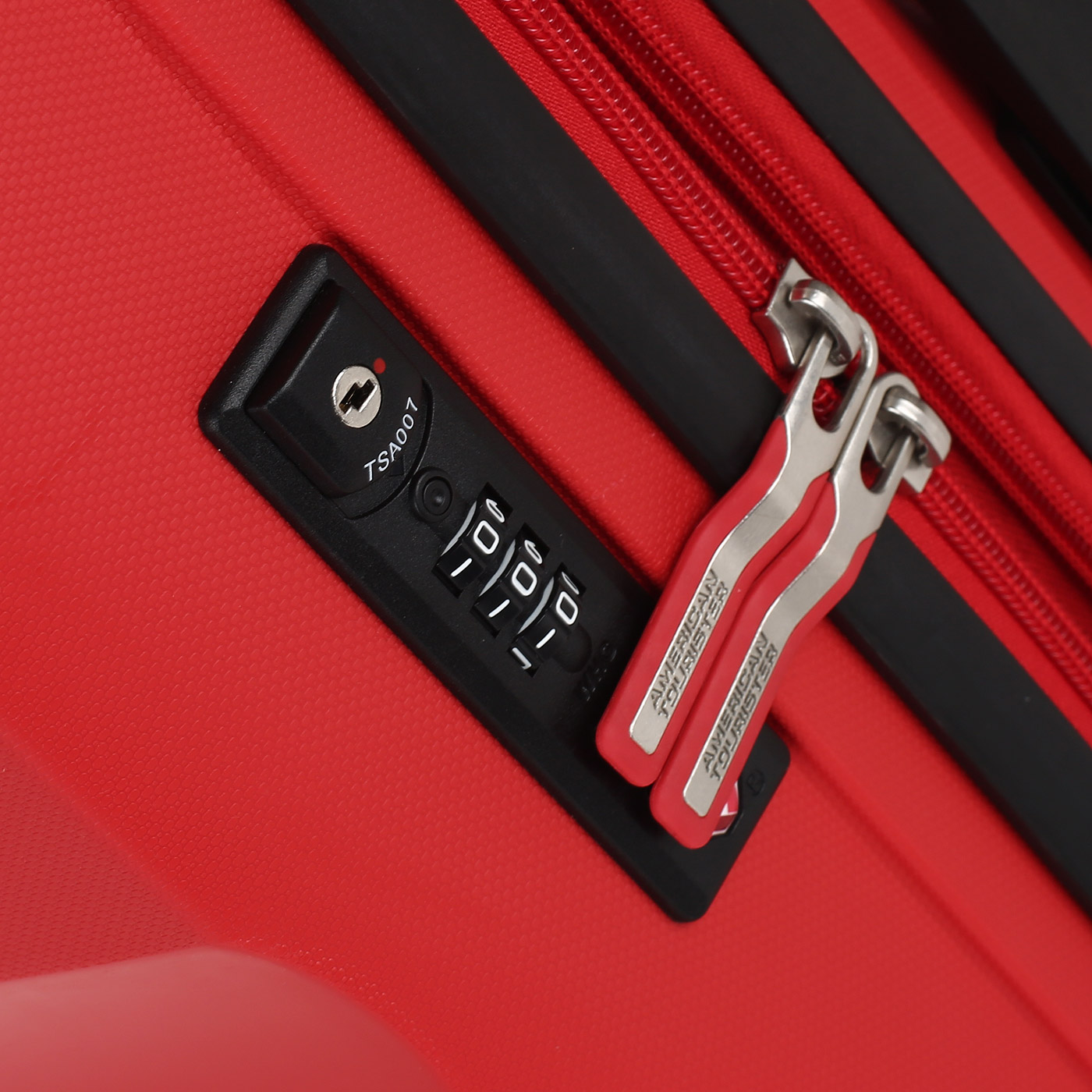 Чемодан средний M из полипропилена с кодовым замком American Tourister Bon Air