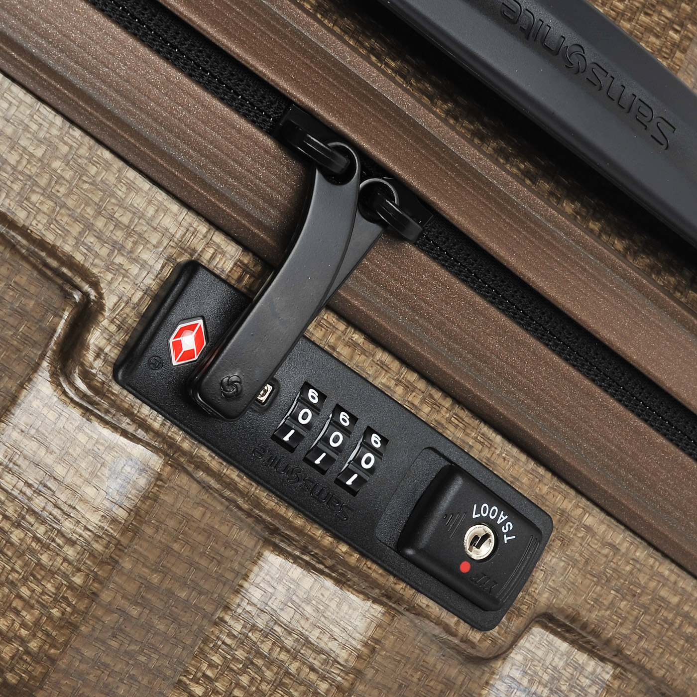 Чемодан средний M из материала Curv Samsonite Lite-Shock