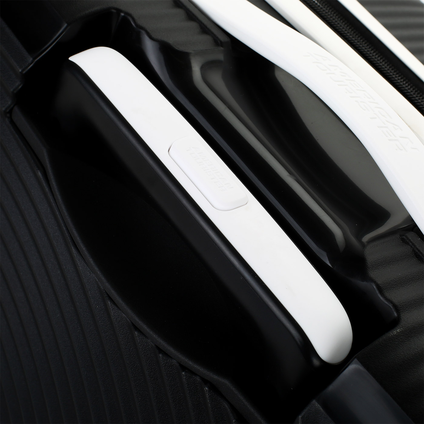 Чемодан средний M из полипропилена с кодовым замком American Tourister Soundbox