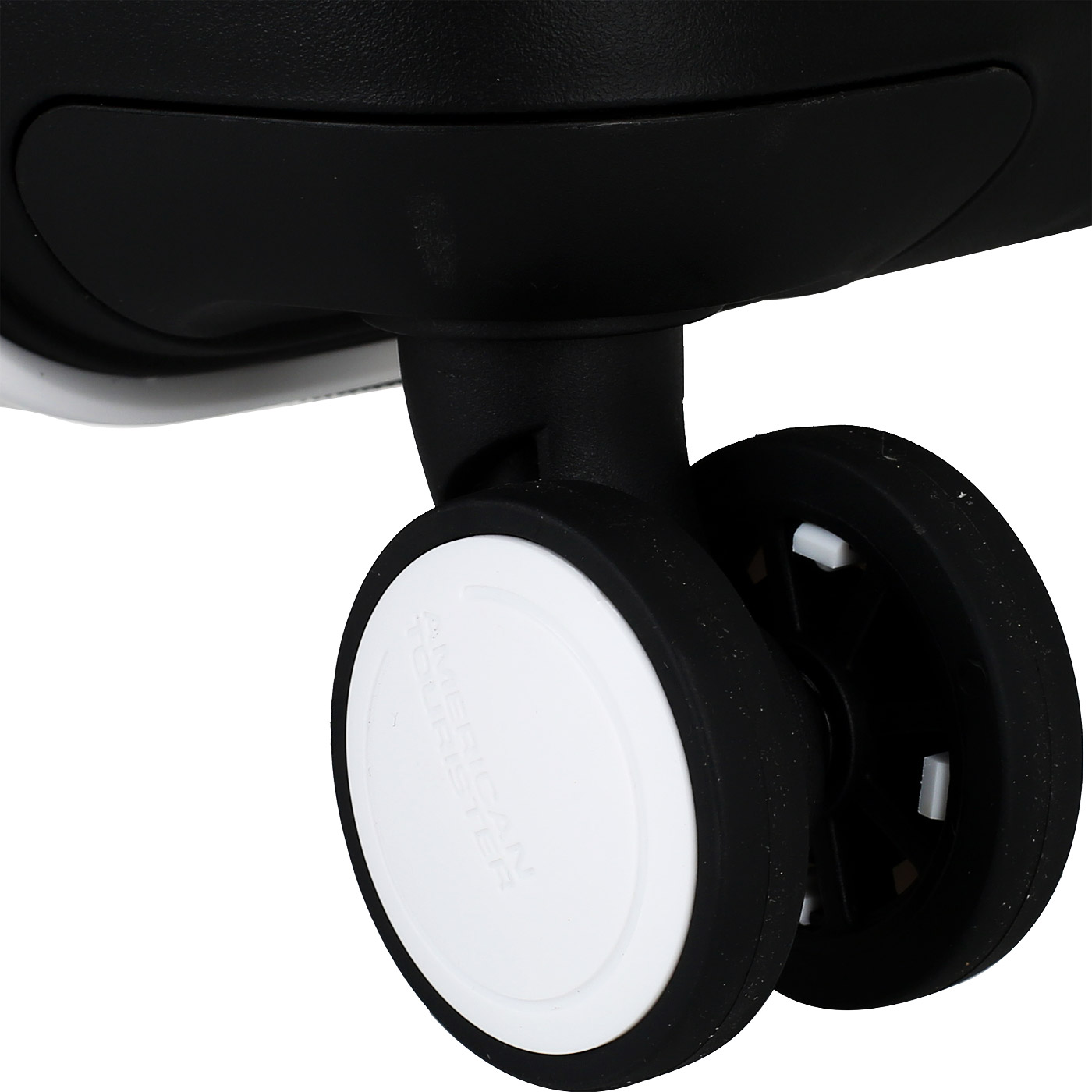 Чемодан средний M из полипропилена с кодовым замком American Tourister Soundbox