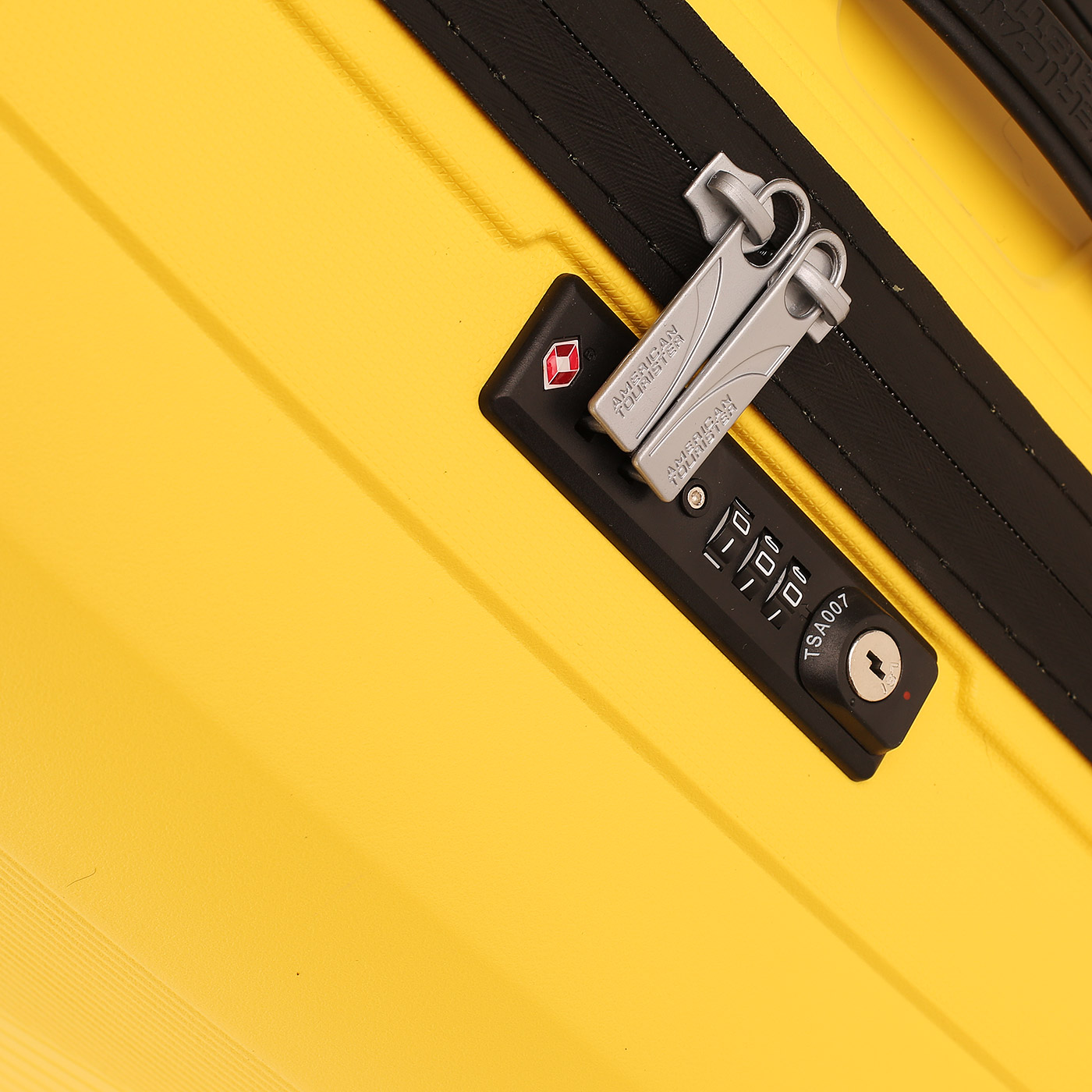 Чемодан средний M из полипропилена с кодовым замком American Tourister Airconic