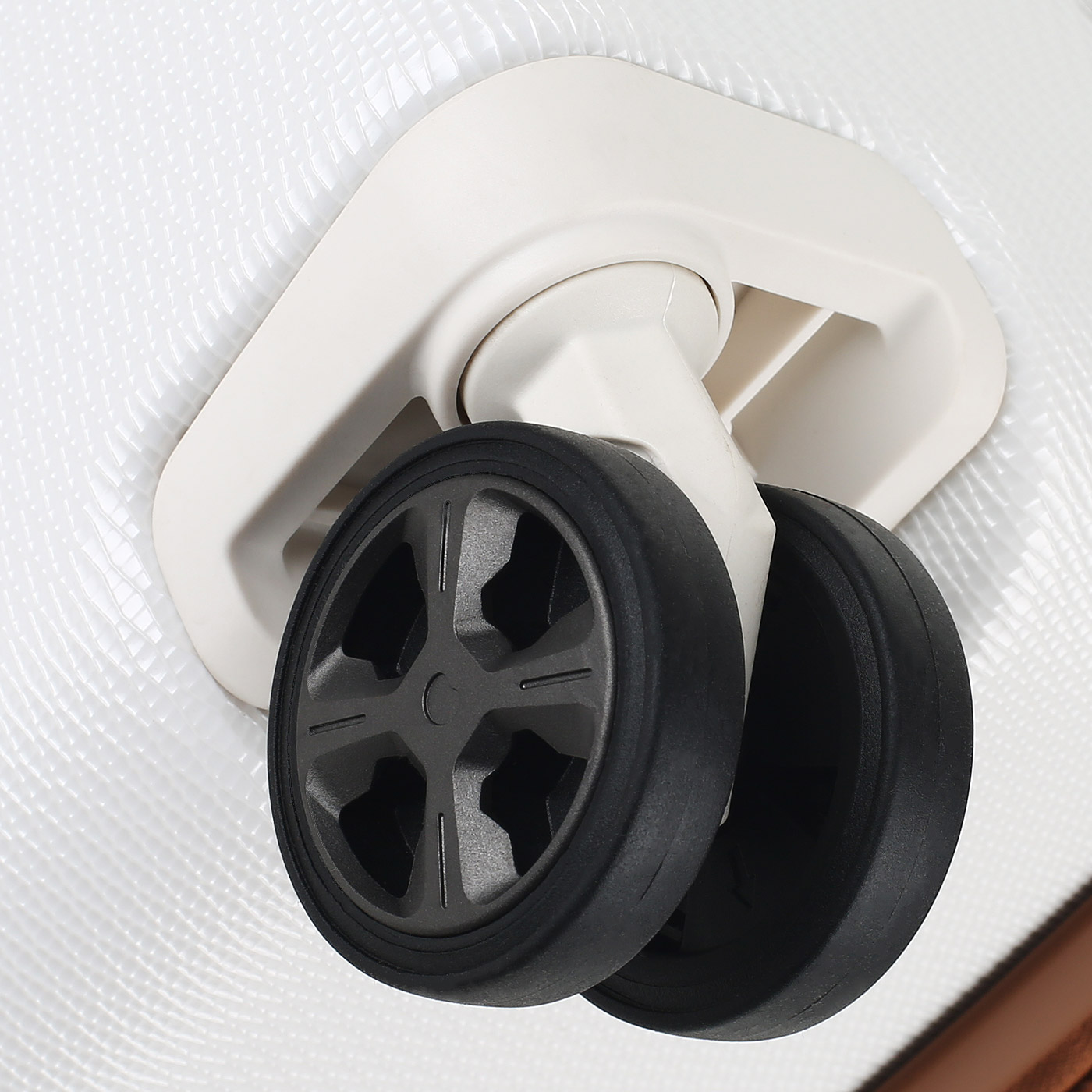 Чемодан средний M из поликарбоната Delsey Chatelet Air